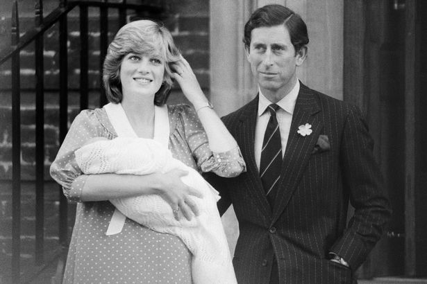 Tháng 6/1982 - Hoàng tử William chào đời: Ngày 21/6/1982, trái ngọt tình yêu đầu tiên của cố Công nương Diana và Thái tử Charles chào đời, chính là Hoàng tử William.  Kent đã chụp lại khoảnh khắc đầu tiên Công nương xuất hiện rạng rỡ bên chồng và đứa con trai bé bỏng sau khi sinh. Nhiếp ảnh Hoàng gia kể lại: 