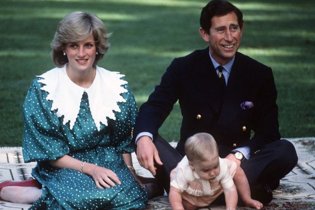  Tháng 3/1983 - Gia đình hạnh phúc trong chuyến thăm Úc: Trong chuyến công du cùng cha mẹ tới Australia, Hoàng tử William khi ấy mới chỉ biết bò và đang vui đùa rất thoải mái bên cố Công nương Diana và Thái tử Charles.