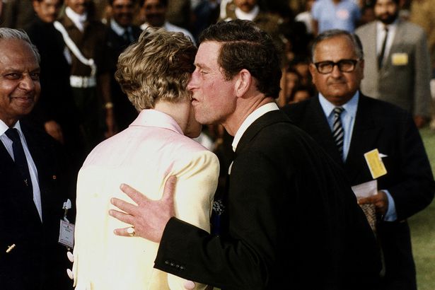Ngày 14/2/1992, Công nương Diana dường như đã muốn ngó lơ nụ hôn của chồng dành cho mình trong chuyến công du Ấn Độ. Mặc dù cuộc hôn nhân của họ khi ấy đã đứng bên bờ vực, nhưng trước mặt công chúng và đặc biệt vào ngày Lễ Tình Yêu, Thái tử vẫn muốn dành tặng Công nương một nụ hôn nhưng Diana đã cố tình phớt lờ. Khi Thái tử trao bà nụ hôn, bà đã quay đầu đi.