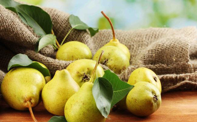 Cũng giống như táo, nước chanh có thể giúp ngăn ngừa màu nâu của trái lê khi cắt ra.