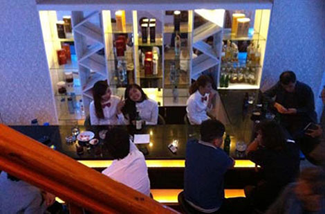 Cũng theo một nữ sinh viên đi làm thêm bị tạm giữ trong vụ án, sở dĩ nhiều nữ sinh thích tham gia đi làm tại những quán bar, karaoke dành cho khách nước ngoài là vì thường sẽ được trả tiền “bo” cao hơn là quán dành cho người Việt. Thêm nữa, khi làm ở đây danh tính của các cô sẽ được giữ kín.