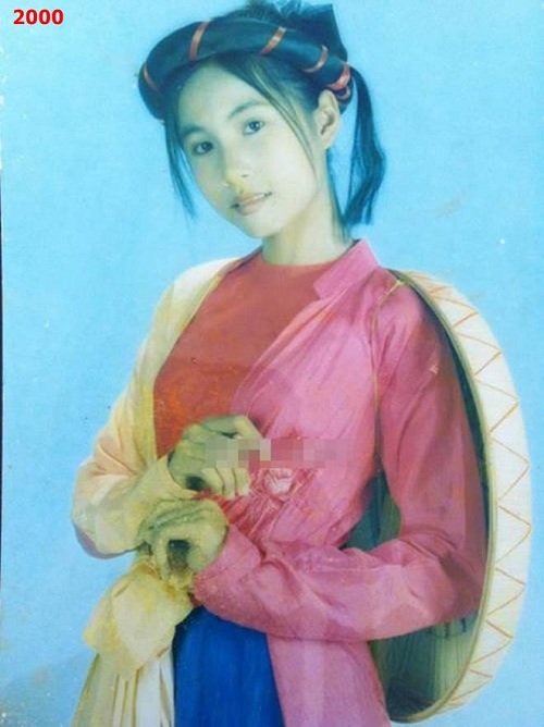 Năm 2000, khi Thủy Tiên vẫn còn là cô bé 15 tuổi. Có thể thấy Thủy Tiên được trời phú cho  khuôn mặt thanh tú, vóc dáng cao ráo.