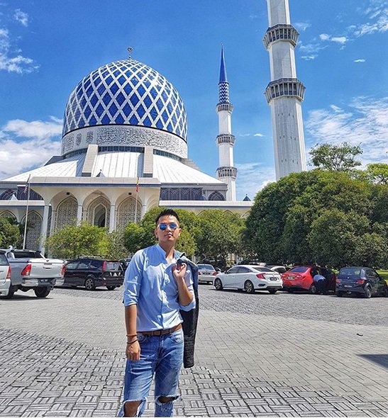 Phạm Hồng Phước có chuyến du lịch tới thăm thánh đường Hồi giáo kỳ vĩ bậc nhất của Malaysia. Anh vô cùng choáng ngợp vì vẻ đẹp nơi đây.