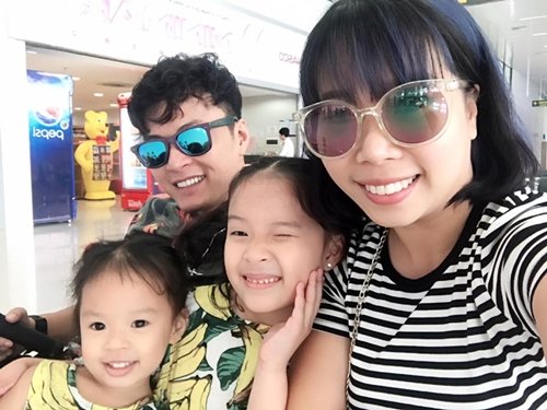 Hồng Đăng cùng vợ và hai cô con gái đi du lịch. Nam diễn viên chia sẻ: 