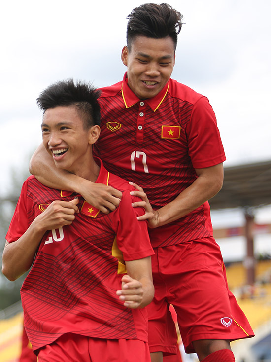 Văn Hậu là cầu thủ U22 Việt Nam ghi bàn thắng đầu tiên ở SEA Games 29 trong trận ra quân. Anh có màn ăn mừng rất độc đáo