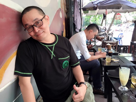 Diễn viên hài Xuân Hinh vẫn trẻ trung dù đã bước sang tuổi 57.