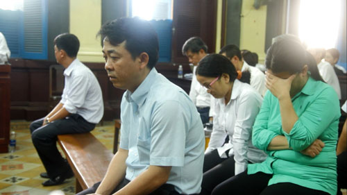 Các bị cáo trong vụ án VN Pharma tại phiên tòa - Ảnh: QUỐC CHIẾN