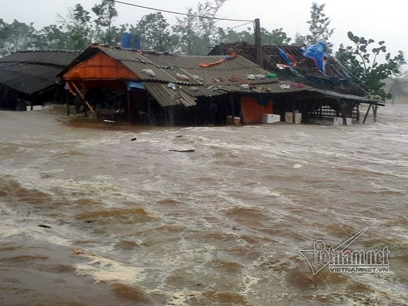 Nhiều quán xá canh cảng ở Cửa Sót, Hà Tĩnh bị sóng cuốn trôi, đánh chìm.