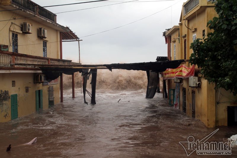 Sóng biển cao vài mét đánh vào nhà dân ven bờ ở Nam Định