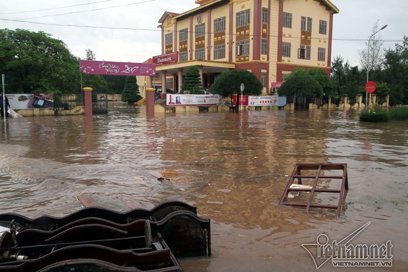 Trụ sở một ngân hàng ở huyện Hải Hậu, thị trấn Thịnh Long, Nam Định ngập sâu trong nước.