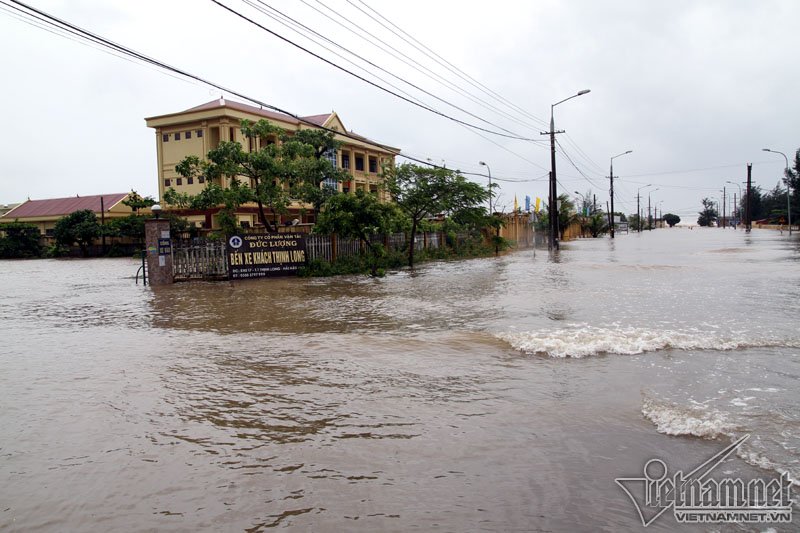 Bến xe khách Thịnh Long, Nam Định chìm trong bể nước