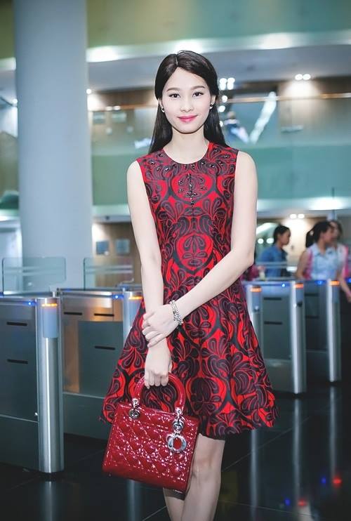 Xuất hiện tại sân bay, Hoa hậu Thu Thảo gây chú ý khi kết hợp váy họa tiết ton-sur-ton cùng chiếc túi Lady Dior Red Lambskin trị giá khoảng 100 triệu đồng.