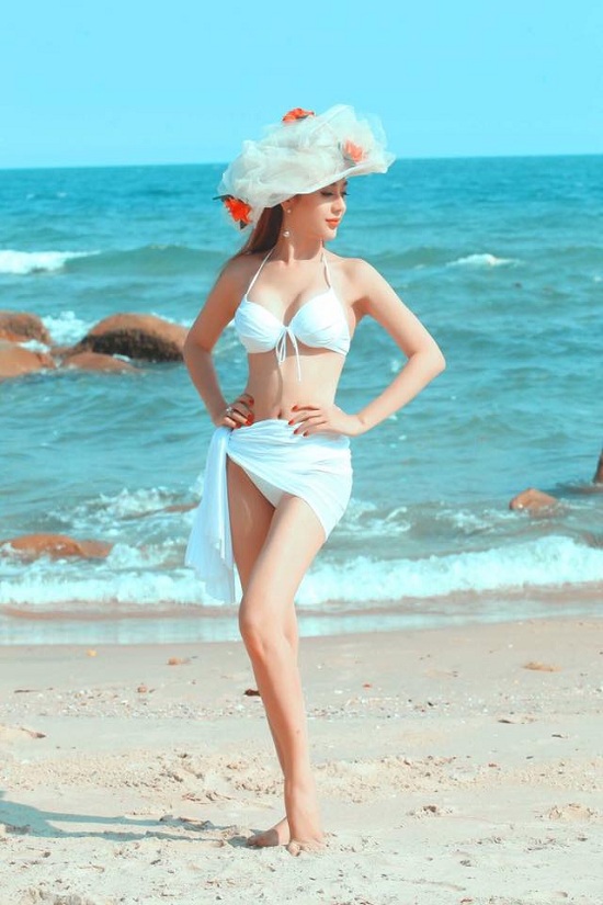 Lâm Khánh Chi khoe đường cong nóng bỏng khi diện bikini tạo dáng ở bãi biển. Nữ ca sĩ chuyển giới sẽ lên xe hoa vào tháng 11 tới sau một năm hẹn hò với người yêu quê Nam Định.