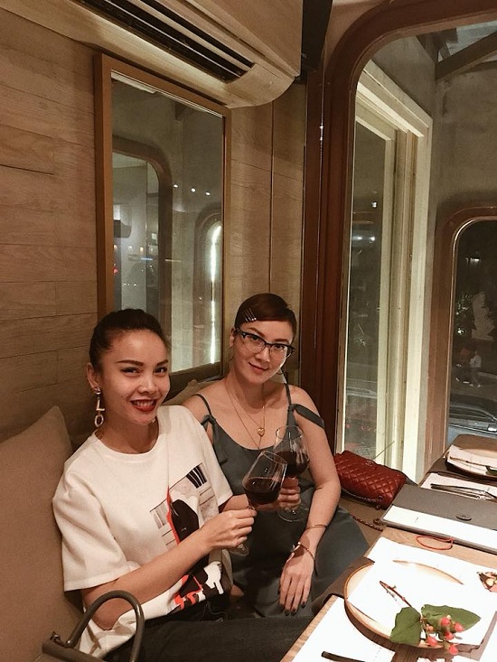 Hai chị em Yến Trang và Yến Nhi tận hưởng giây phút vui vẻ bên nhau khi thưởng thức những món ăn ngon và hấp dẫn tại nhà hàng Ý.