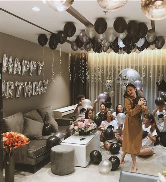 Bảo Anh vô cùng bất ngờ và hạnh phúc khi được mẹ và fan lén tổ chức một bữa sinh nhật đặc biệt tại nhà riêng.