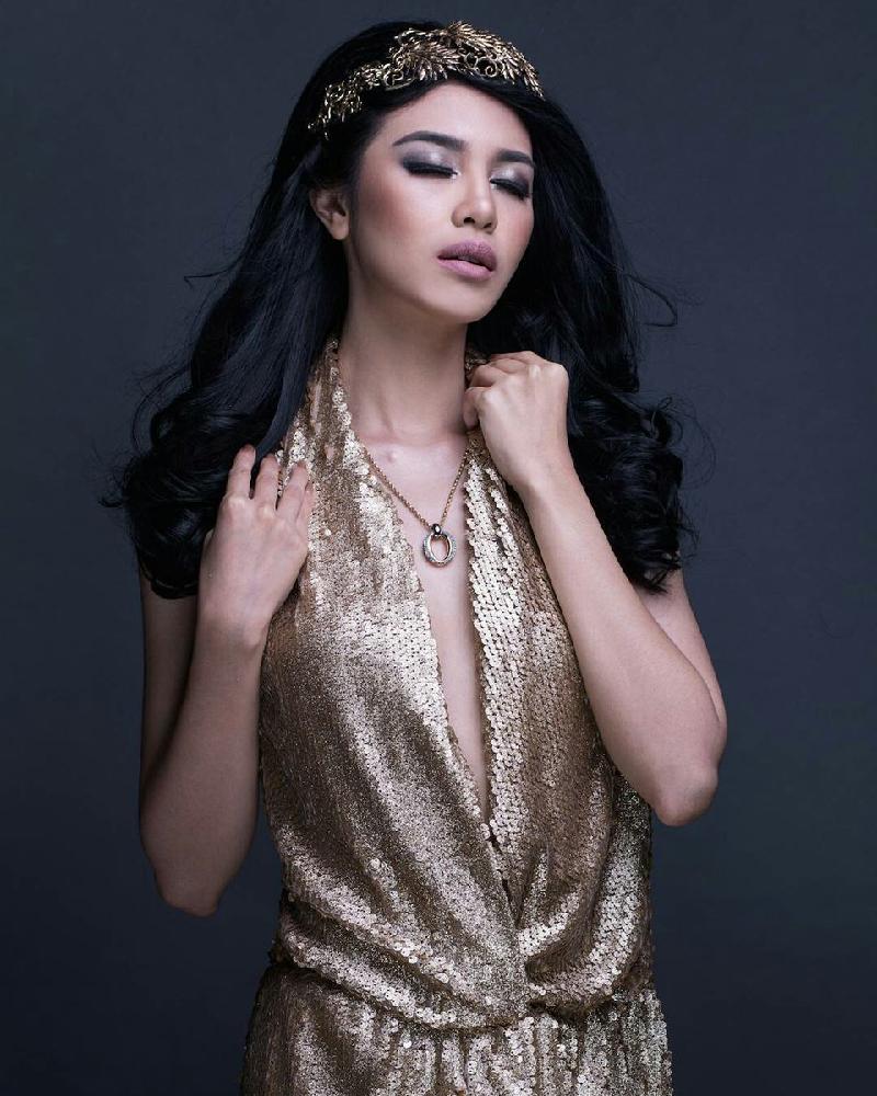 Ngoài việc học, Ariska Putri Pertiwi cũng nhận lời chụp ảnh cho các tạp chí, nhãn hàng, sau khi chiến thắng với danh hiệu Hoa hậu đẹp nhất thế giới 2016, cô càng trở nên bận rộn và đắt show.