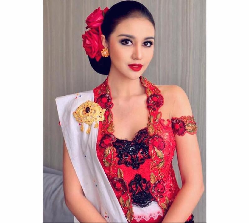 Người đẹp rạng rỡ trong trang phục và cách trang điểm đậm chất Indonesia.