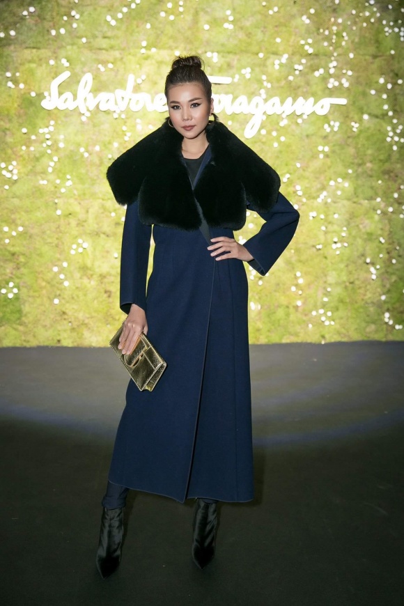 Siêu mẫu Thanh Hằng chứng tỏ đẳng cấp sành điệu với chiếc áo khoác dạ dáng dài cổ lông quý phái cùng boots ton-sur-ton tham dự Milan Fashion Week.