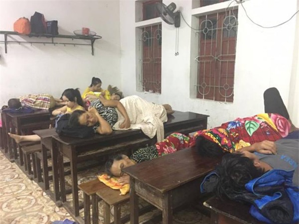 500 người dân đang trú bão tại trường THPT huyện Cẩm Xuyên