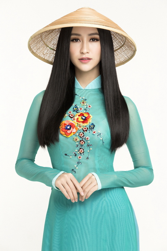 Sau khi được xác định sẽ đại diện Việt Nam tham gia cuộc thi HH Trái đất Miss Earth 2017, Hà Thu hiện đang gây chú ý với khán giả qua cuộc thi ca hát Tình Bolero 2017.