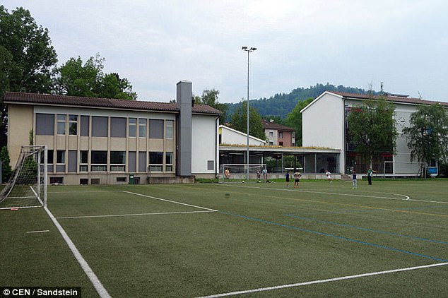 Sân bóng tại ngôi trường Kim Jong Un từng theo học.