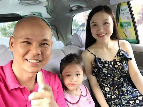 Vợ chồng ca sĩ Phan Đinh Tùng cùng nhau đưa con gái đi học. Con gái nam ca sĩ tên gọi ở nhà là Noel, năm nay hơn 4 tuổi. Bé thừa hưởng nét đẹp từ mẹ và sự lém lỉnh của bố. 