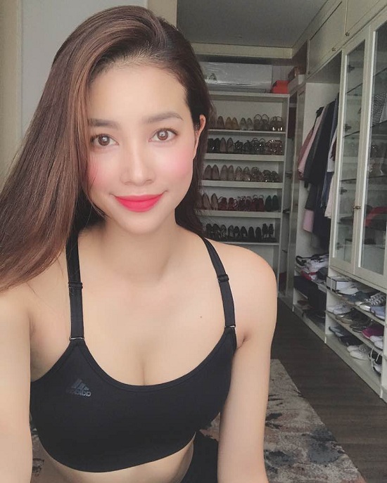 Hoa hậu Phạm Hương khoe hình ảnh trang điểm xinh đẹp, đồng thời hé lộ kho để giày đồ sộ của mình.