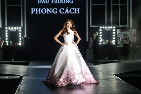 Phạm Hương như nàng công chúa trong đêm trình diễn Đấu trường phong cách