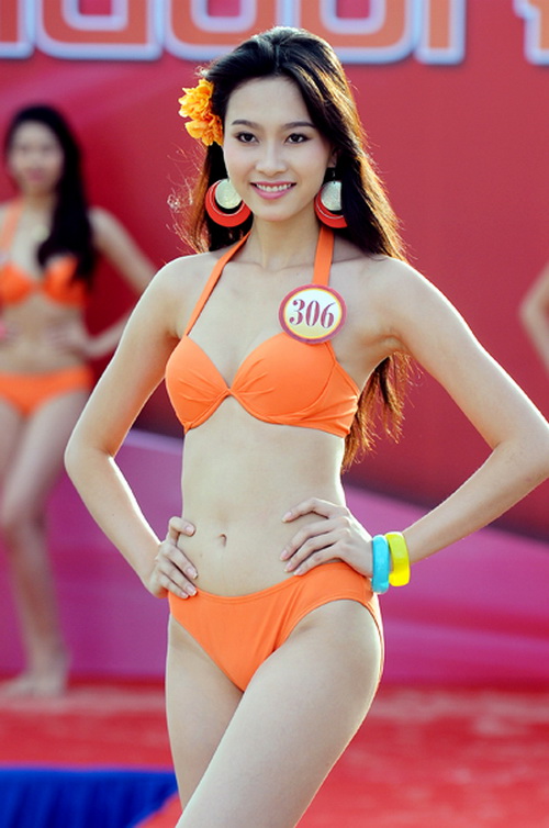 Đặng Thu Thảo đang quang Hoa Hậu năm 2012, với chiều cao 1m73, số đo 3 vòng 83-60-90, trở thành cô gái miền Tây đầu tiên đăng quang Hoa hậu Việt Nam.