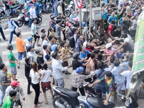 Hàng trăm người giật tiền cúng cô hồn náo loạn đường phố Sài Gòn