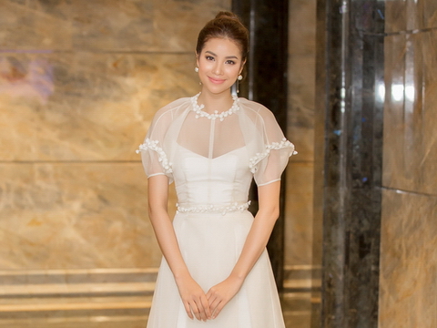 Hoa hậu Phạm Hương xinh đẹp, rạng rỡ như công chúa đi dự sự kiện
