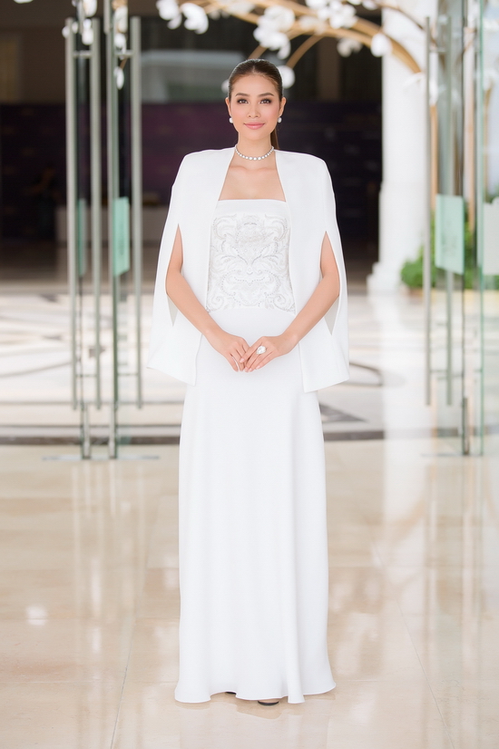 Trong buổi ghi hình ngày 11/9, tại vòng sơ tuyển phía Nam của cuộc thi, hoa hậu Phạm Hương diện bộ đầm dạ hội màu trắng kiêu sa. Đây là một trong những thiết kế mới nhất của NTK Lê Thanh Hoà làm riêng cho Phạm Hương.