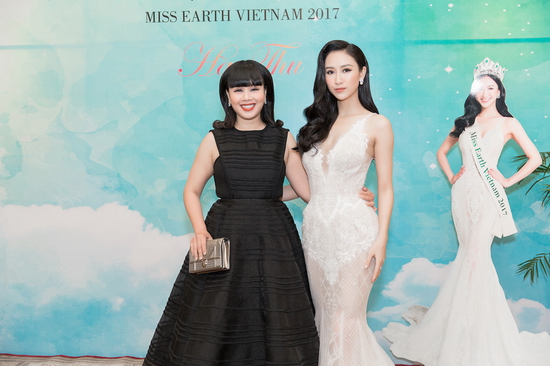 Hoa hậu Hằng Nguyễn không quên gửi lời chúc tốt đẹp nhất đến Hà Thu và các cô gái Việt Nam sẽ đại diện nước nhà tham gia Hoa hậu Trái đất những năm sau đều đạt thành tích tốt nhất.