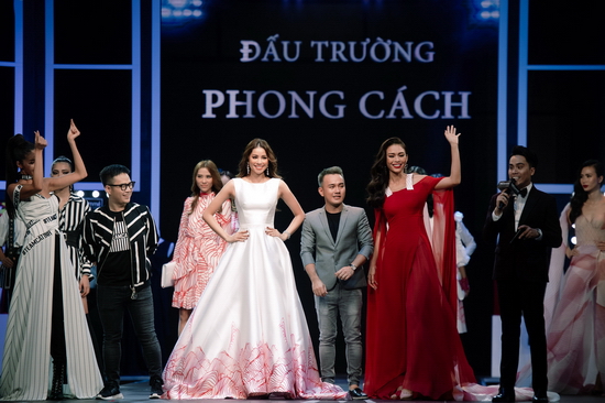 Cả ba người đẹp cùng dàn mẫu nổi tiếng đã tạo nên một đêm trình diễn thời trang ấn tượng tại Hà Nội.