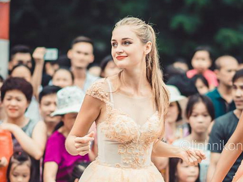 Thiên thần tóc vàng trên phố đi bộ Hồ Gươm khiến giới trẻ Việt đứng ngồi không yên