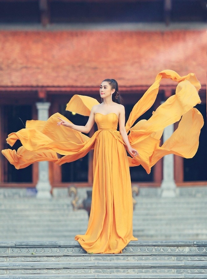 Là con gái Việt Nam, cô cũng đặc biệt yêu thích tà áo dài dân tộc. Không chỉ trong những bộ ảnh, trên sân khấu đây cũng là hình ảnh quen thuộc của nữ ca sĩ 40 tuổi.