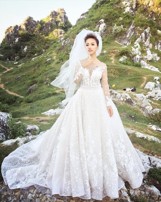 MC Thanh Vân Hugo khiến fan háo hức với hình ảnh trong trang phục váy cưới đầy xinh đẹp của mình.