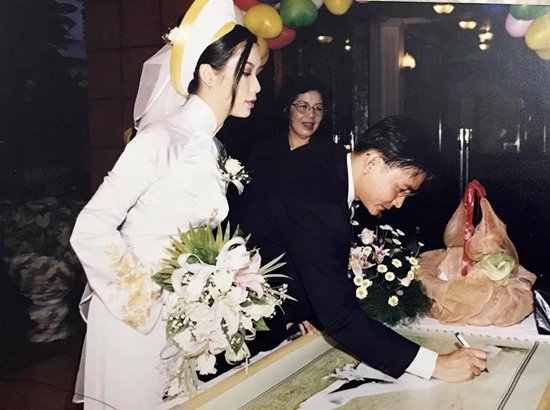Là Á hậu đầu tiên của Việt Nam được phong tặng danh hiệu NSƯT, khán giả thời nay nhớ tới Trịnh Kim Chi nhiều hơn với vai trò một diễn viên. Công việc dày đặc như thế, chị vẫn luôn cố gắng vun đắp cho gia đình trọn vẹn bổn phận người phụ nữ.