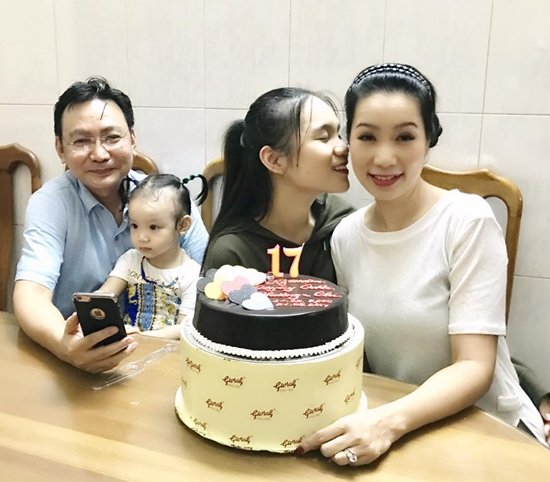 Sau 17 năm bên nhau, Trịnh Kim Chi và Võ Trấn Phương đã có hai cô con gái đáng yêu. Con gái lớn Võ Trịnh Khánh Ngân thừa hưởng nhiều nét đẹp của mẹ và vẻ thông minh của bố.