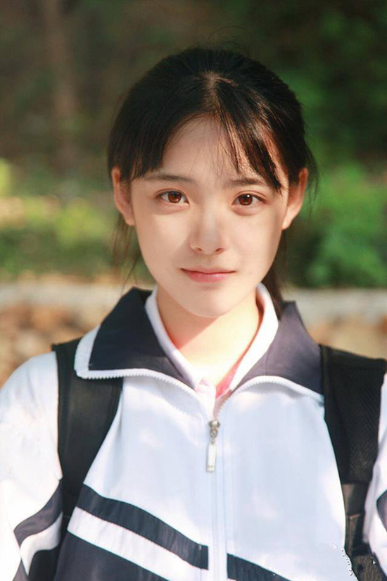 Hiện Gia Thụy là nữ sinh trung học tại một trường thuộc Ôn Châu, Chiết Giang. Trong một cuộc tìm kiếm mới đây, cô nàng lọt vào top 10 gương mặt nữ sinh đẹp nhất Trung Quốc.