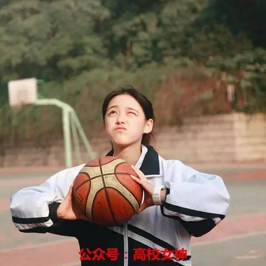 Mặc dù có vẻ ngoài nhỏ nhắn nhưng cô gái này rất yêu thích môn bóng rổ.