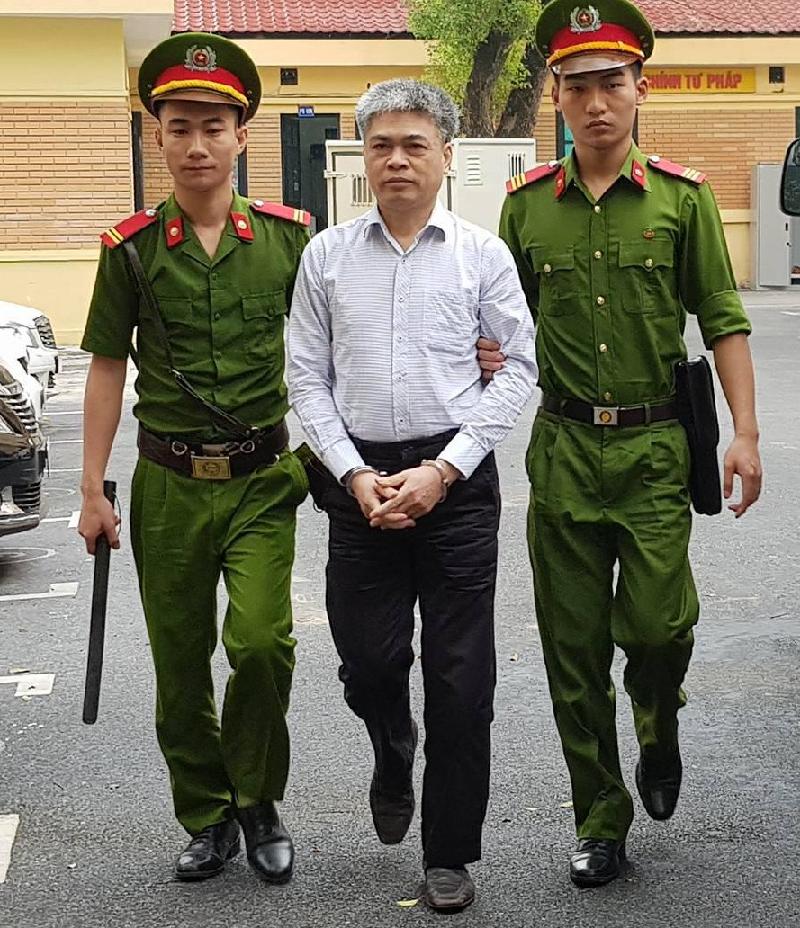 Nguyễn Xuân Sơn đến tòa với tâm trạng thoải mái