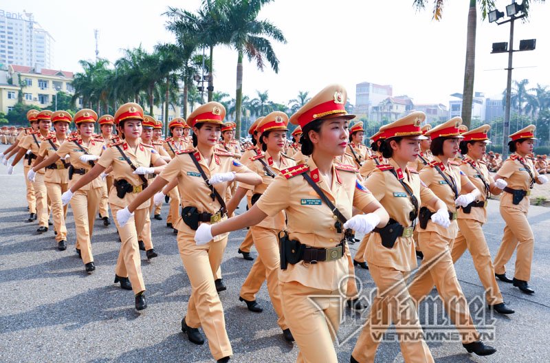 Năm nay có sự tham gia của đội CSGT nữ gồm 41 chiến sĩ khiến hội thi thêm phần hấp dẫn