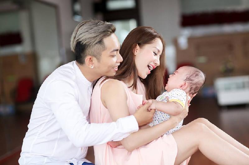 Gia đình hạnh phúc của Phan Hiển - Khánh Thi