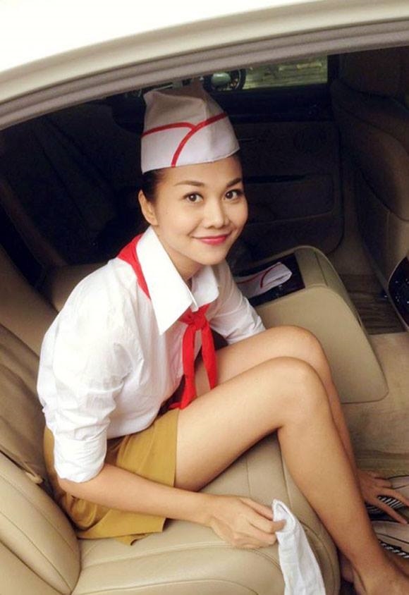 Siêu mẫu Thanh Hằng không khác gì cô cậu học sinh cấp 3. Dù đã 35 tuổi, mỹ nhân họ Phạm vẫn giữ được nét trẻ trung, nhí nhảnh.
