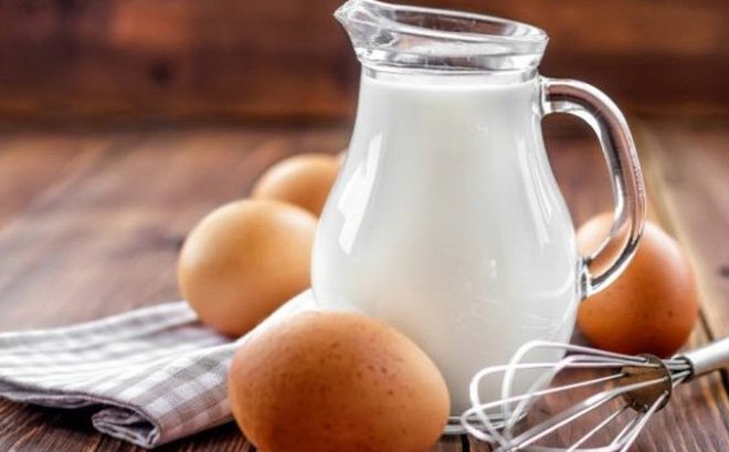 Trứng và các sản phẩm từ sữa: Sữa, sữa chua và trứng bổ sung các chất dinh dưỡng thiết yếu như protein, vitamin B12, sắt, kẽm và axit béo Omega 6. Các sản phẩm sữa cũng là nguồn biotin (Vitamin B7) được biết đến để chống rụng tóc.
