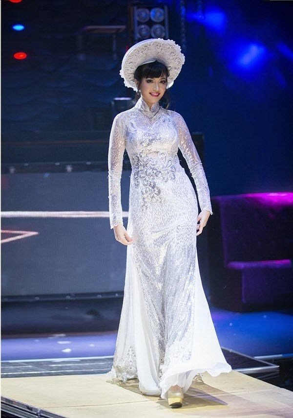 Hoa hậu Thiên Nga,  làng sao