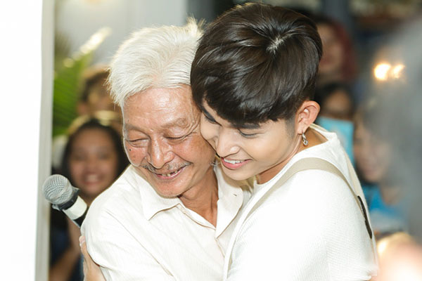 Jun Phạm cho  biết, anh hạnh phúc vì có cha luôn yêu thương, ở bên và động viên mỗi khi anh khó khăn.