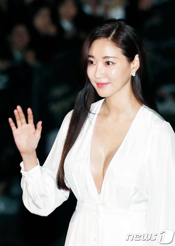 Hoa hậu Hàn Quốc năm 2000, nữ diễn viên Kim Sarang nổi bật tại thảm đỏ Lễ trao giải Grand Bell Awards lần thứ 54. Tên tuổi của cô đã vọt lên top 1 tìm kiếm ở Hàn ngay sau đó