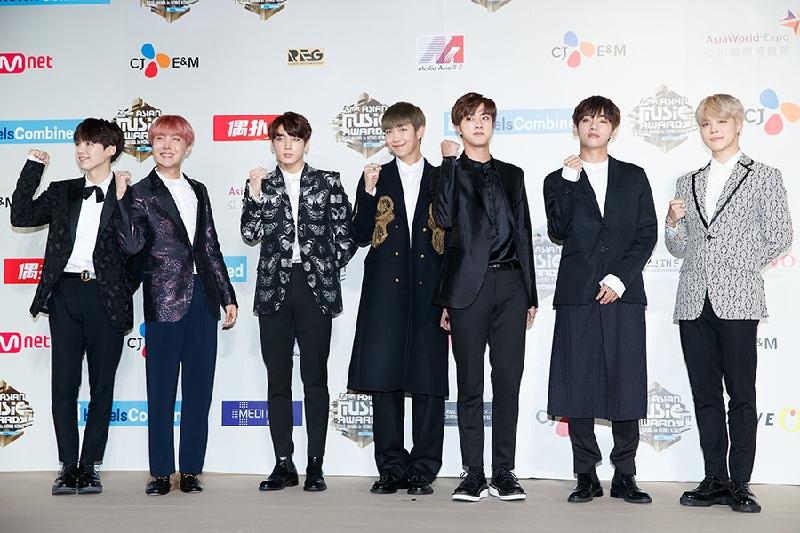 Theo truyền thông Hàn Quốc tiết lộ, BTS là nghệ sĩ đầu tiên xác nhận tham dự Lễ trao giải MAMA ngày 1/12 ở Asia World Expo Hong Kong